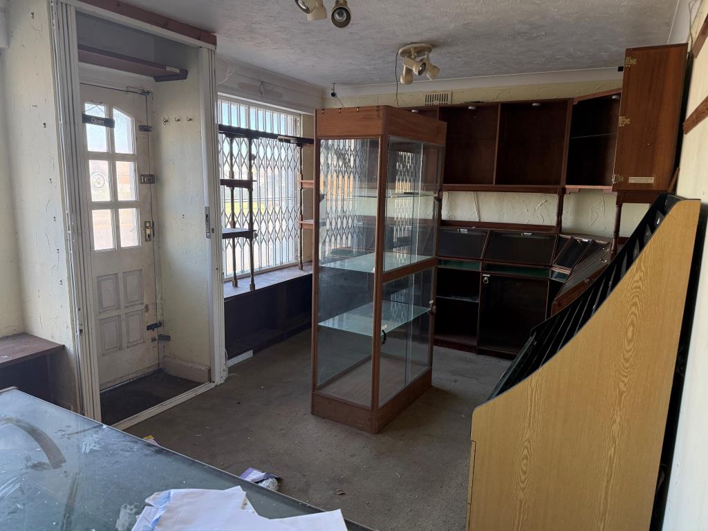 Lot: 180 - DETACHED MIXED USE PROPERTY AND LAND WITH POTENTIAL (STNC) - Retail unit with front door and window